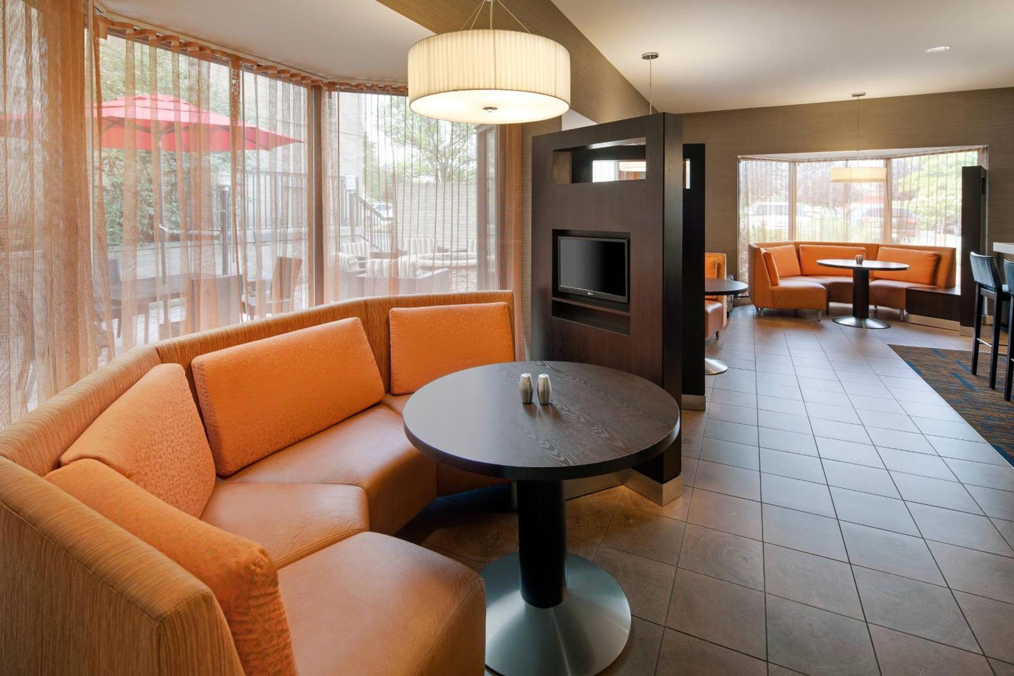Courtyard Cleveland Beachwood Exterior photo