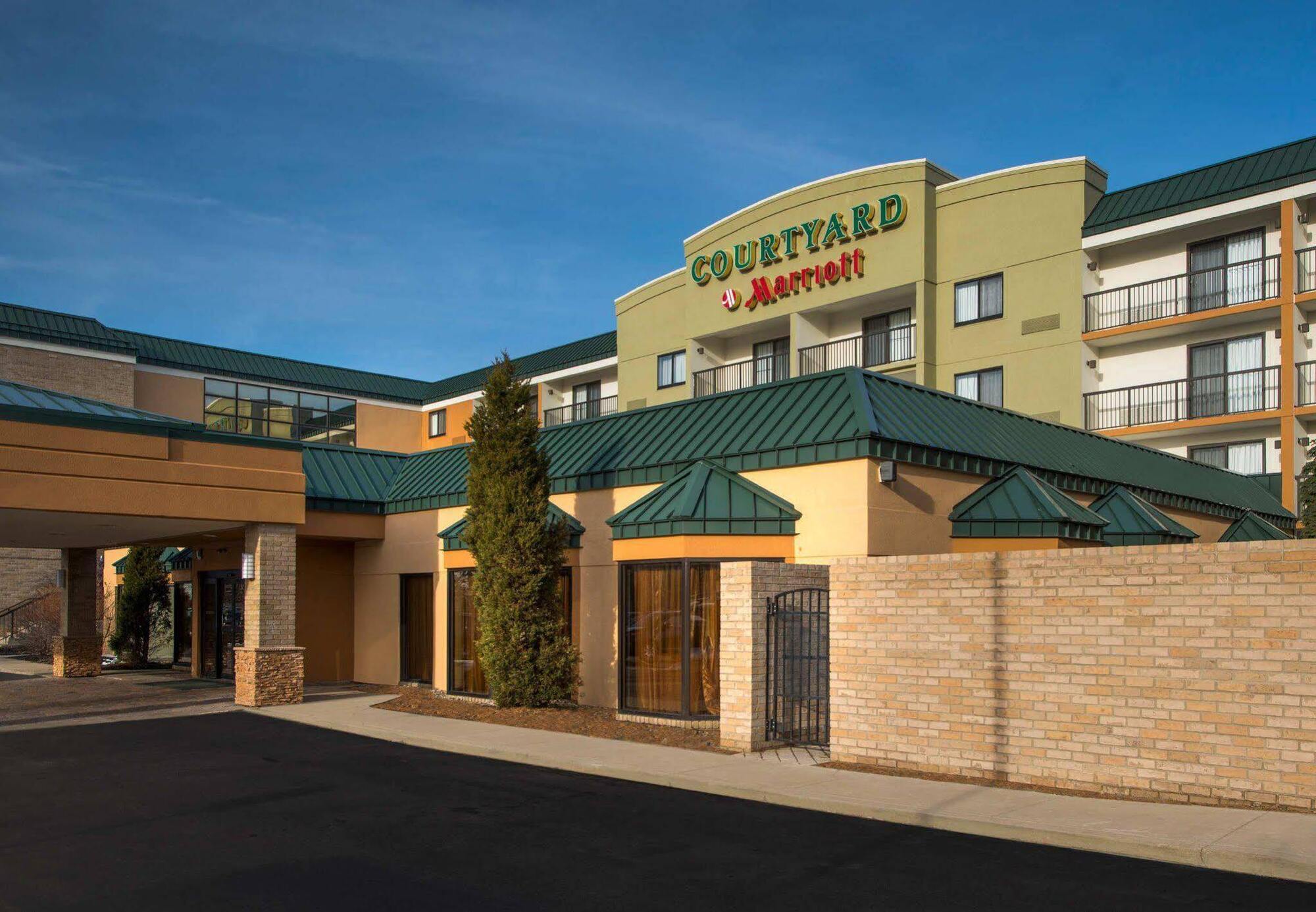 Courtyard Cleveland Beachwood Exterior photo